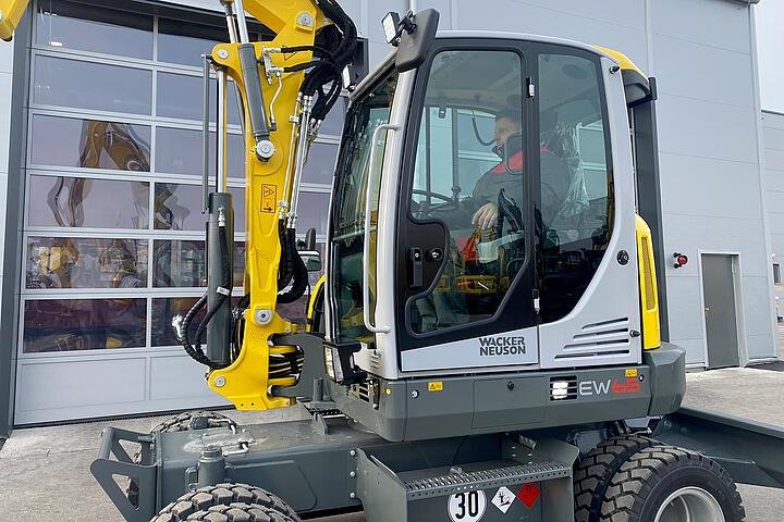 Wheeled Excavator EW65