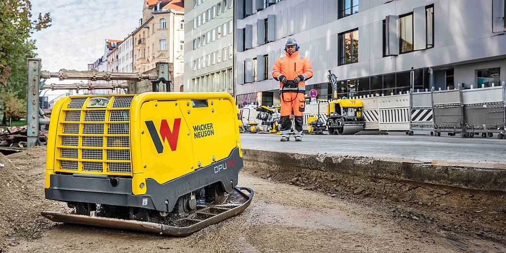 Heavy vibratory plate DPU110 in action