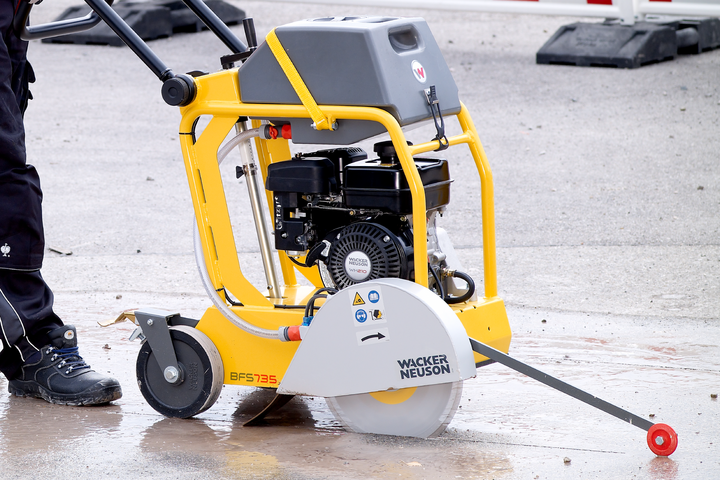 Gasoline-driven floor saw BFS735 cutting asphalt and concrete