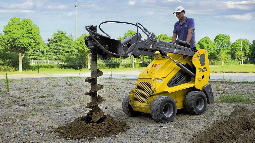 SM50 Mini loader on wheels with auger in action