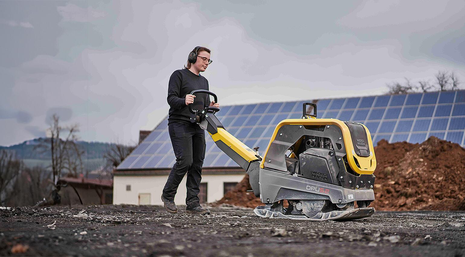 vibratory plate DPU52 on construction site in action