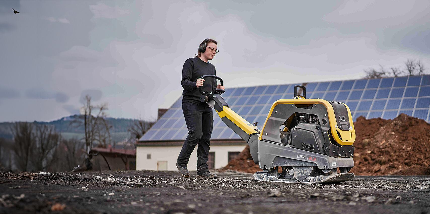 vibratory plate DPU52 on construction site in action