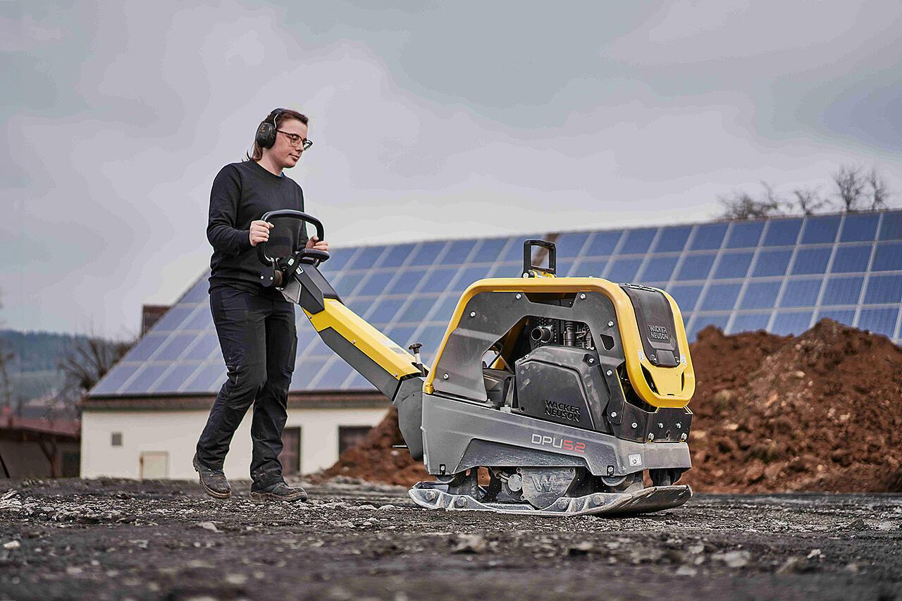vibratory plate DPU52 on construction site in action